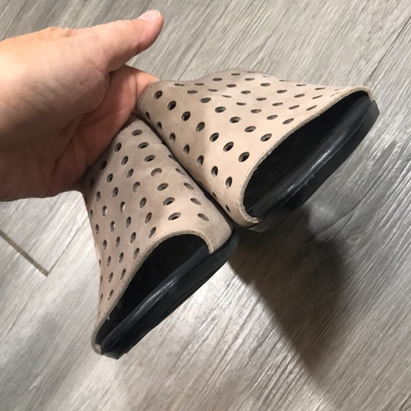 Munro Jules - Greige Nubuck Lacer Cut Slip-On Sandals size 8.5W - Picture 3 of 10